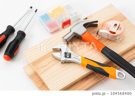 工具セットと木材(DIYイメージ) 工具セットと木材(DIYイメージ) 104568480