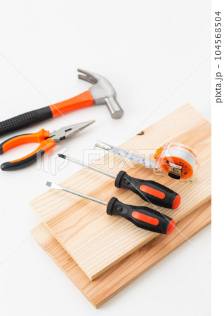 工具セットと木材(DIYイメージ) 工具セットと木材(DIYイメージ) 104568504