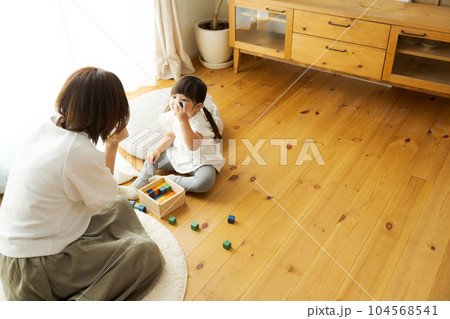 無垢住宅で遊ぶ親子の写真 104568541