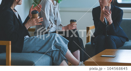 女性社員たち 104568645