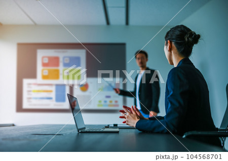 ビジネスパーソンが会議室でプレゼンテーションをする 104568701