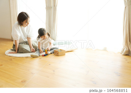 無垢住宅で遊ぶ親子の写真 104568851