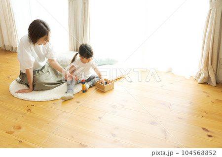 無垢住宅で遊ぶ親子の写真 無垢住宅で遊ぶ親子の写真 104568852