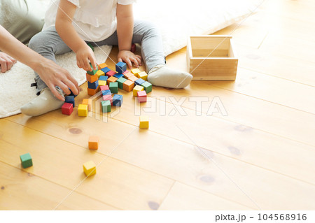 無垢住宅で遊ぶ親子の手元写真 104568916