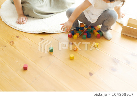 無垢住宅で遊ぶ親子の手元写真 無垢住宅で遊ぶ親子の手元写真 104568917