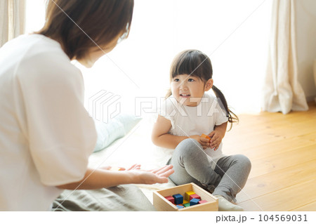 リビングで遊ぶ親子の写真 104569031