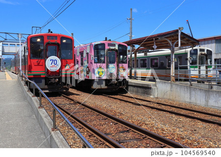 会津田島駅に停車中の会津鉄道列車(AIZUマウントエクスプレス70周年記念ヘッドマーク) 会津田島駅に停車中の会津鉄道列車(AIZUマウントエクスプレス70周年記念ヘッドマーク) 104569540