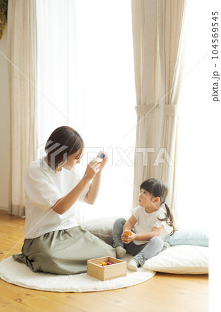 リビングで遊ぶ親子の写真 リビングで遊ぶ親子の写真 104569545