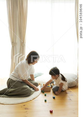 無垢住宅で遊ぶ親子の写真 104569646