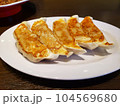 お皿に載った五個の餃子の写真素材 104569680