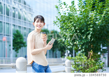 散策する女性 104569730