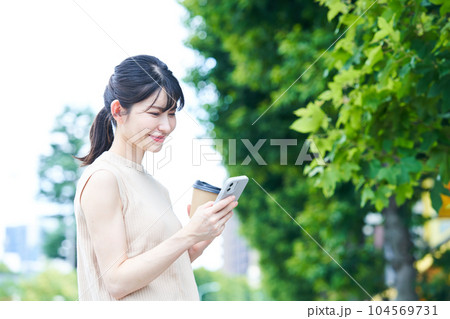 散策する女性 104569731