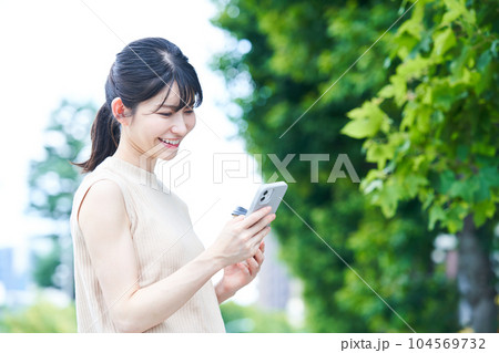 散策する女性 104569732