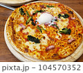 半熟卵と野菜のピザ写真素材 104570352