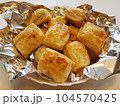 一口サイズの手作りチョコパイ写真素材 104570425