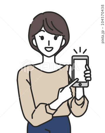 スマホを見せる女性 104570438