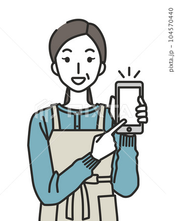 スマホを見せる40代・50代女性 104570440