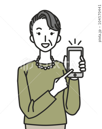 スマホを見せるシニア女性 104570441