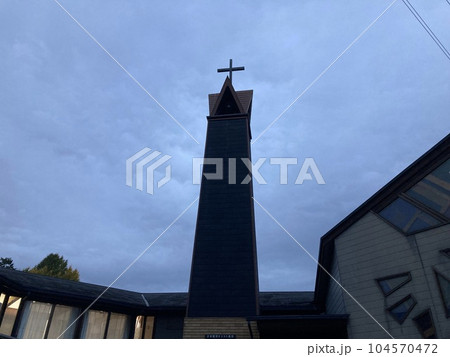 高く聳え立つ秋津のキリスト教会の塔です。 104570472
