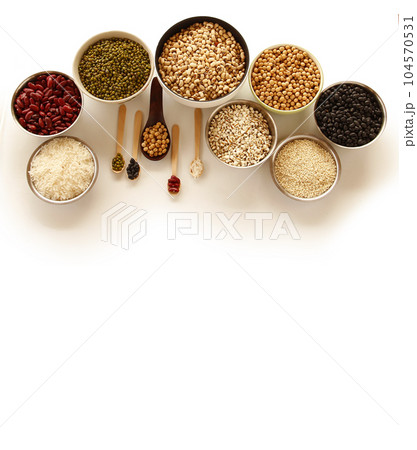 Various grains and weeds It is displayed for nutritionists to provide the best nutritional composition banner. Healthy Holdgrain food concept. 104570531