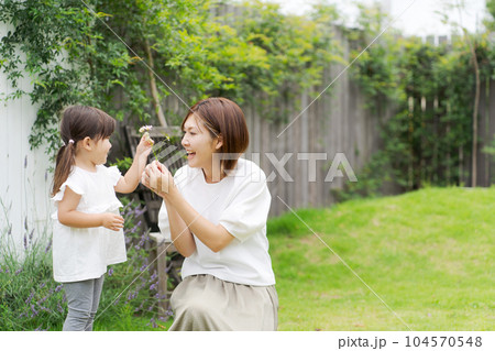 庭で遊ぶ親子の写真 104570548