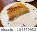 皿に乗ったミルクレープの写真素材 104570932