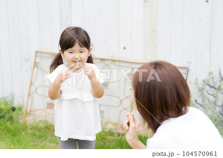 庭で遊ぶ親子の写真 庭で遊ぶ親子の写真 104570961