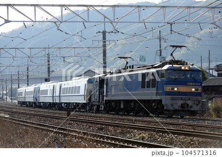 東海道線を走るEF510-508＋キハ261系甲種輸送 104571316