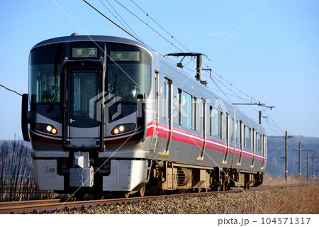 七尾線を走る521系100番台普通電車2両 104571317