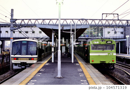 2004年 大和路線の221系区間快速と103系普通電車 2004年 大和路線の221系区間快速と103系普通電車 104571319