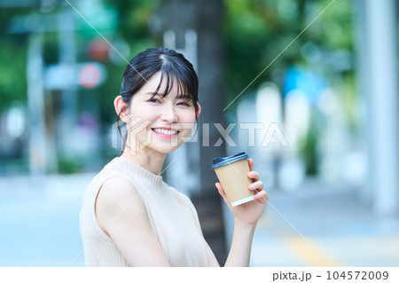 散策する女性 104572009