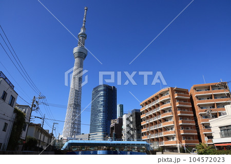 青空をバックにした東京スカイツリーと東京ソラマチのビル 104572023