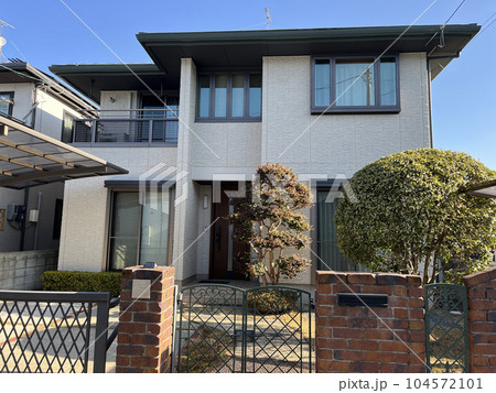 小さな庭とカーポートのある一戸建ての住宅　perming 写真素材 104572101