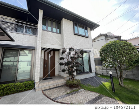 小さな庭とカーポートのある一戸建ての住宅 perming 写真素材 小さな庭とカーポートのある一戸建ての住宅 perming 写真素材 104572111