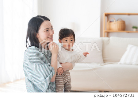 赤ちゃんとママ(親子・母子・子育て・家族・ファミリー) 赤ちゃんとママ(親子・母子・子育て・家族・ファミリー) 104572733