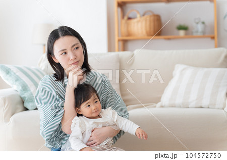 赤ちゃんとママ（親子・母子・子育て・家族・ファミリー） 104572750