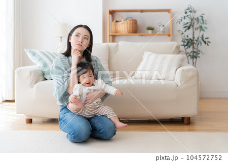 赤ちゃんとママ(親子・母子・子育て・家族・ファミリー) 赤ちゃんとママ(親子・母子・子育て・家族・ファミリー) 104572752