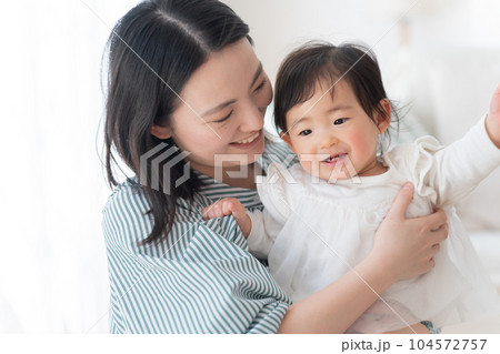 赤ちゃんとママ(親子・母子・子育て・家族・ファミリー) 赤ちゃんとママ(親子・母子・子育て・家族・ファミリー) 104572757