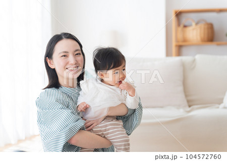 赤ちゃんとママ(親子・母子・子育て・家族・ファミリー) 赤ちゃんとママ(親子・母子・子育て・家族・ファミリー) 104572760