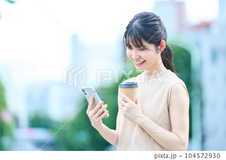 散策する女性 104572930