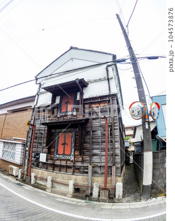 対角魚眼レンズで撮った古い街並み　歴史的な建物　足袋蔵 104573876