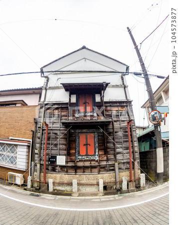 対角魚眼レンズで撮った古い街並み 歴史的な建物 足袋蔵 対角魚眼レンズで撮った古い街並み 歴史的な建物 足袋蔵 104573877