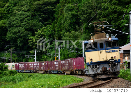 伯備線を走るEF641022コンテナ貨物列車 104574719