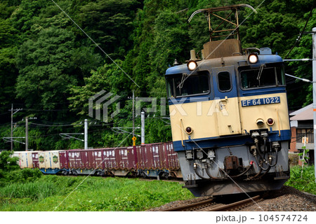 伯備線を走るEF641022コンテナ貨物列車 伯備線を走るEF641022コンテナ貨物列車 104574724