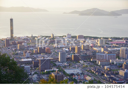 香川県 夕暮れに青ノ山から宇多津町の街を望む 香川県 夕暮れに青ノ山から宇多津町の街を望む 104575454