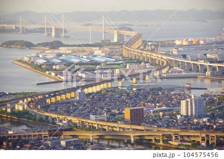香川県　青ノ山から夕陽に照らされた瀬戸大橋を望む 104575456