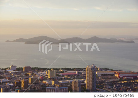 香川県 夕暮れに青ノ山から本島・牛島方面を望む 香川県 夕暮れに青ノ山から本島・牛島方面を望む 104575469