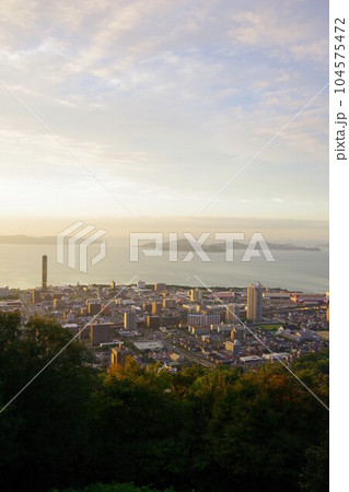 香川県 夕暮れに青ノ山山頂展望台から広島・本島方面を望む 香川県 夕暮れに青ノ山山頂展望台から広島・本島方面を望む 104575472