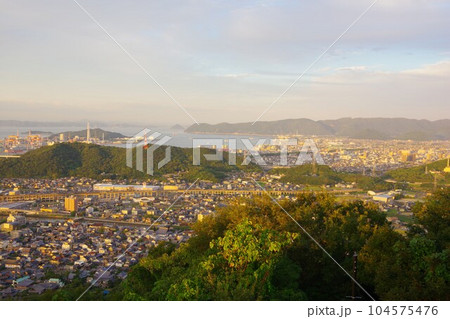 香川県 夕暮れに青ノ山から玉野市・五色台・坂出市方面を望む 香川県 夕暮れに青ノ山から玉野市・五色台・坂出市方面を望む 104575476