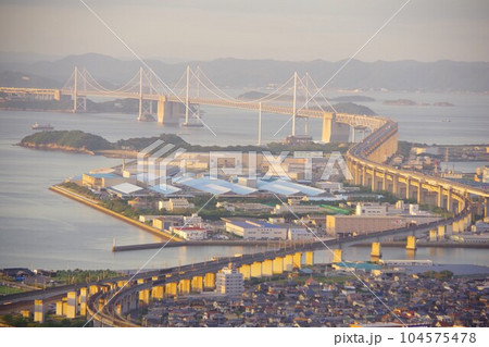 香川県　夕陽に照らされた瀬戸大橋 104575478